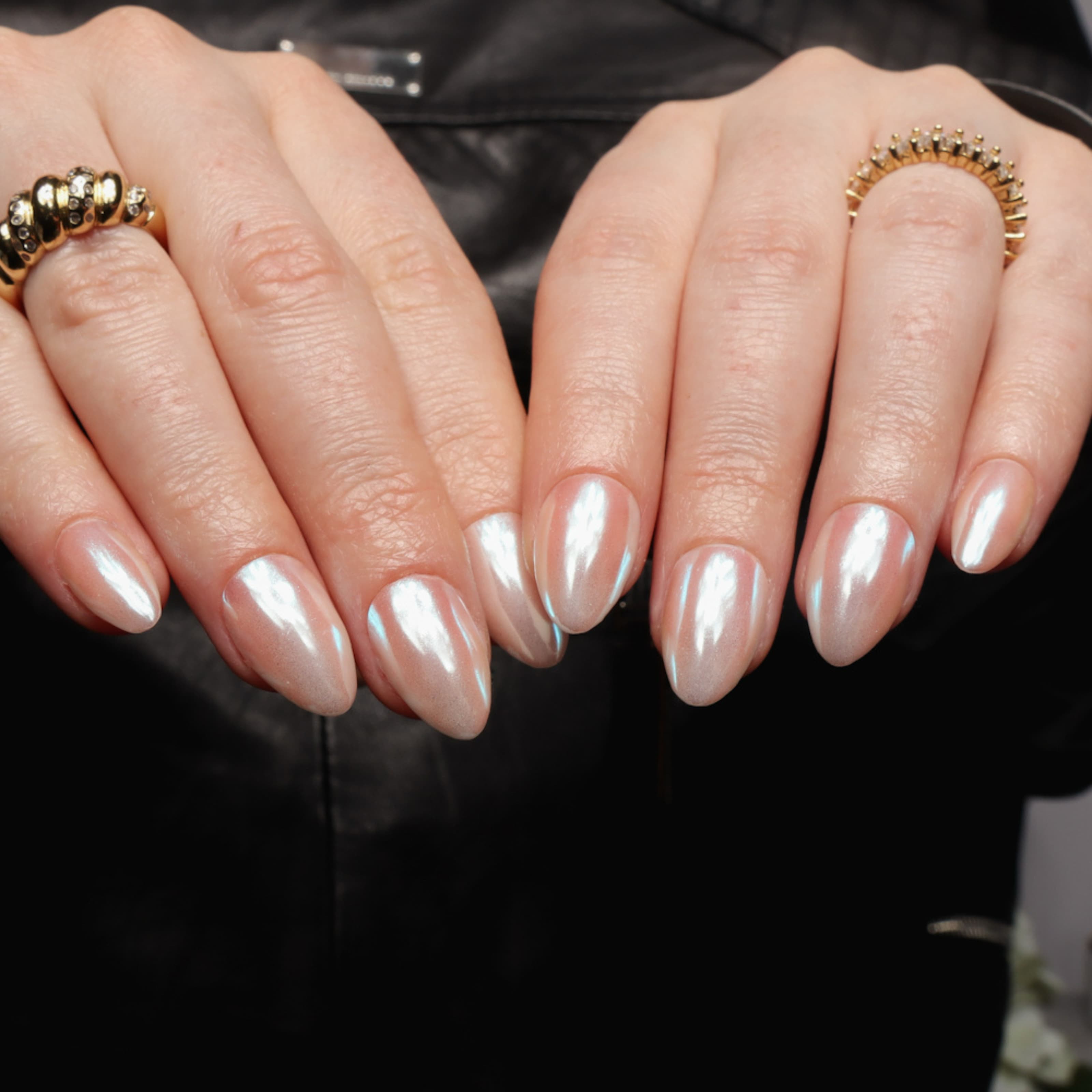 Reusable nail extensions short almond nails. Chrome nails. 