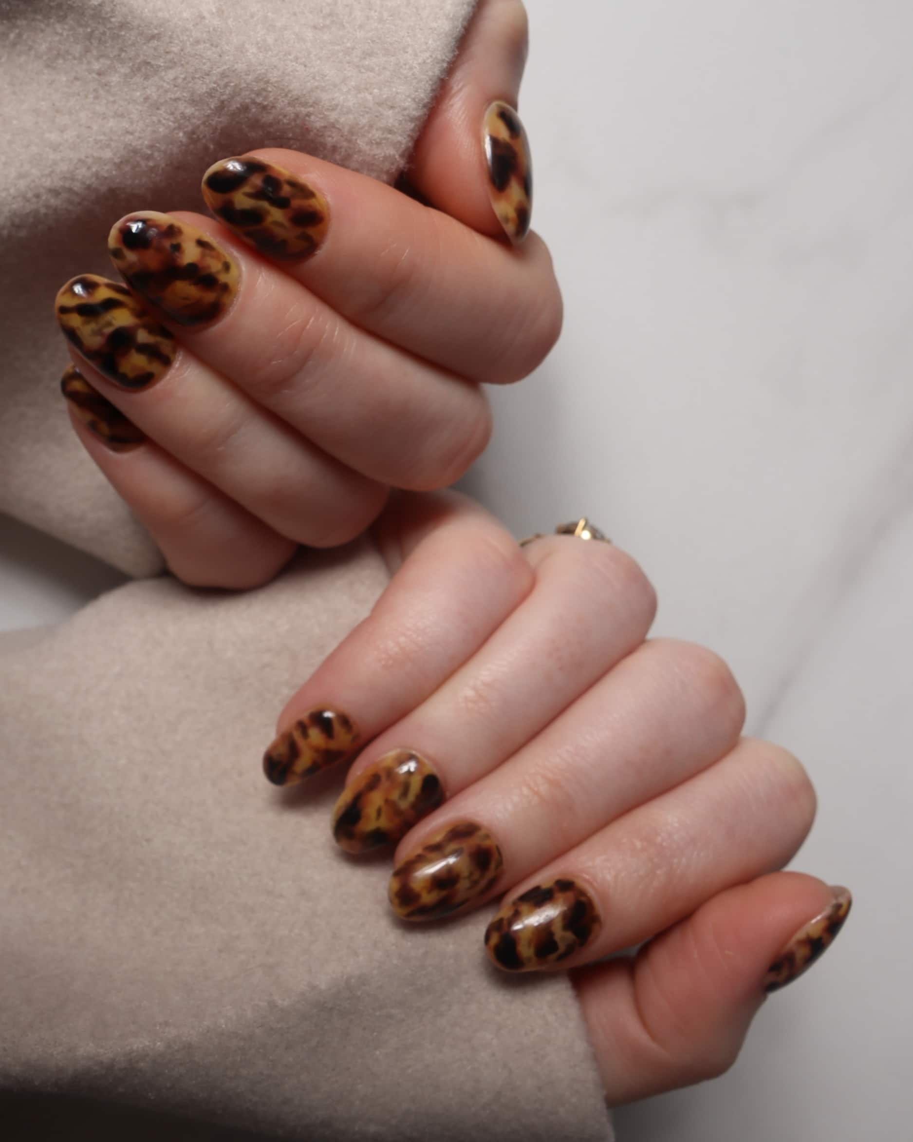 Inglass nails classic tortoiseshell nails. Tortoiseshell nail art. Fall 2025 nails. Reusable nail extensions set. 
