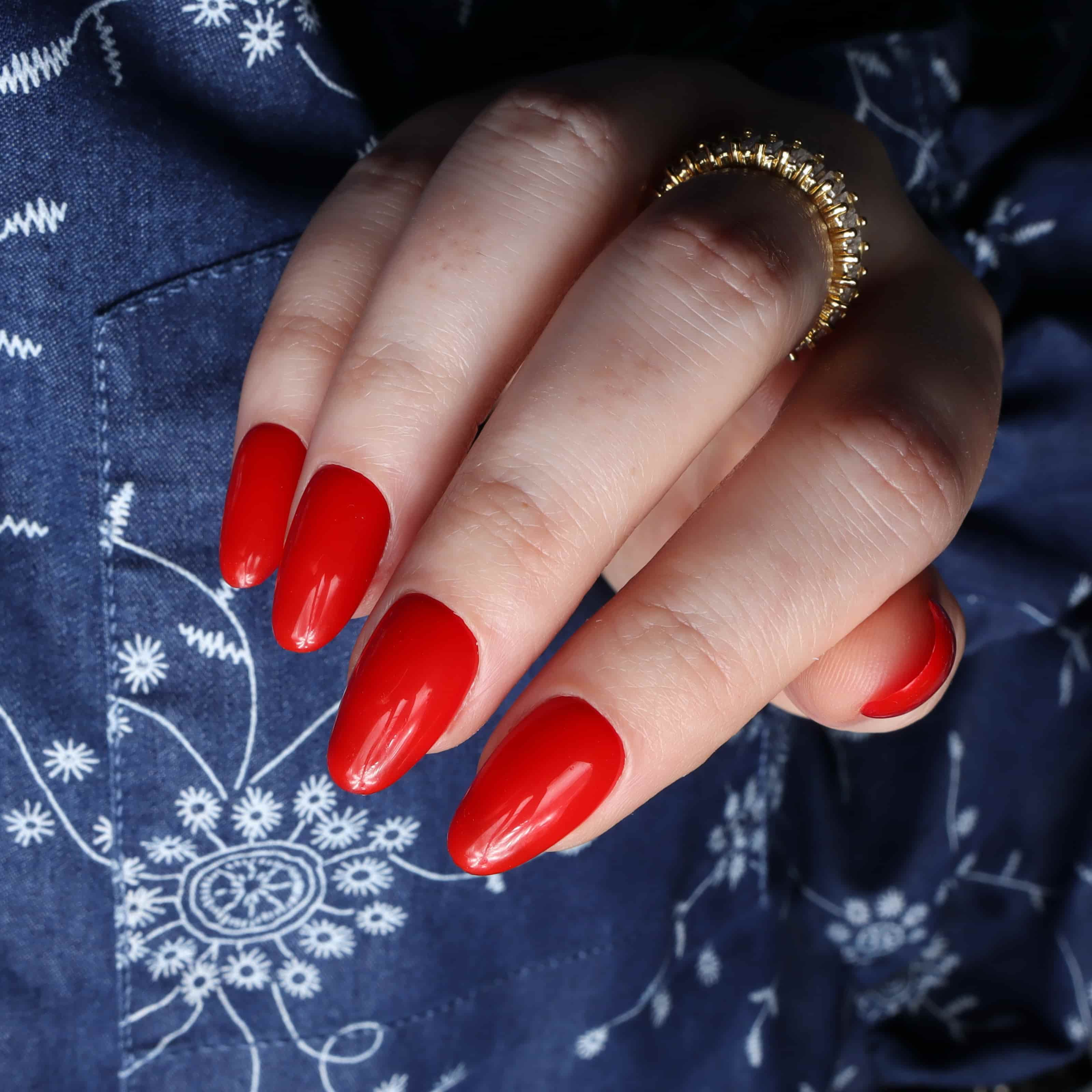 Red color nais. Red carpet nails. Reusable nail extensions. 