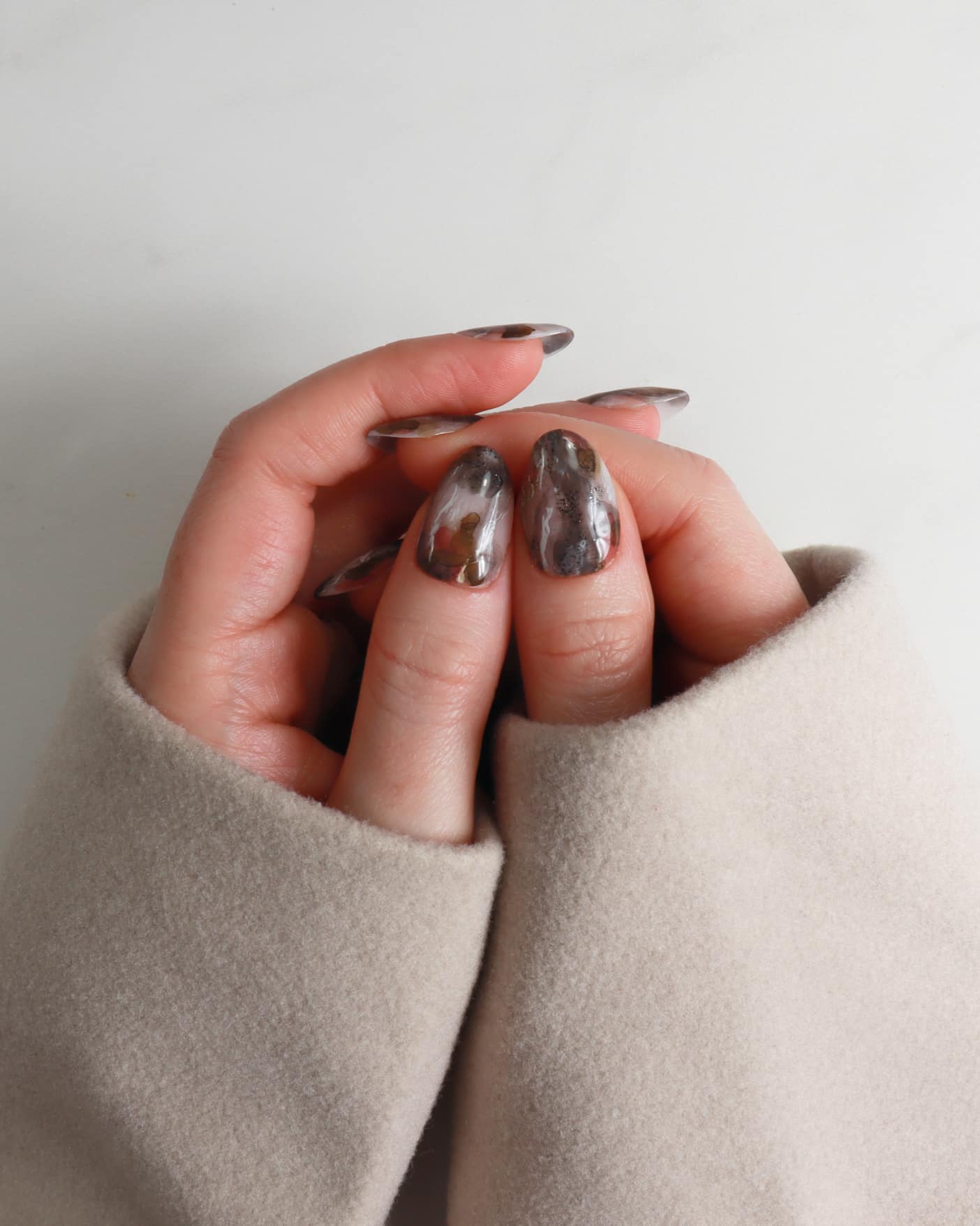 Marble nails. Reusable nail extensions by Inglass nails.