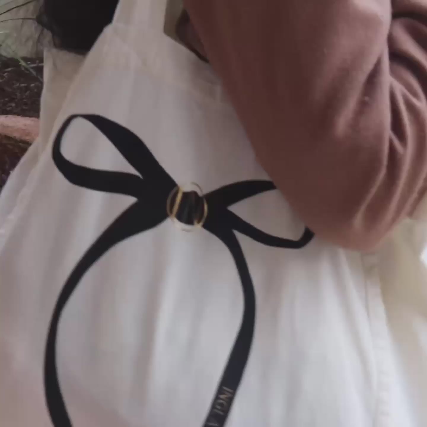 Canvas tote cotton with black and gold bow. 