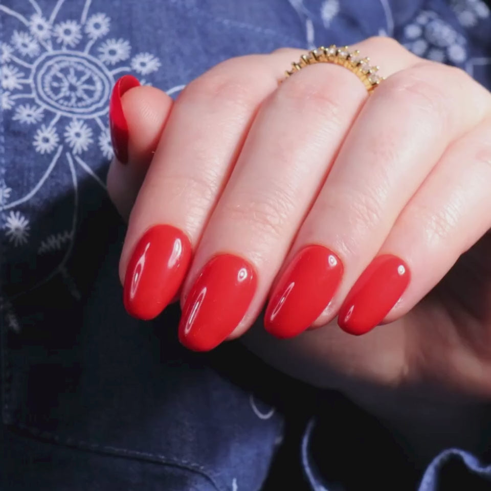 Red color nais. Red carpet nails. Reusable nail extensions. 